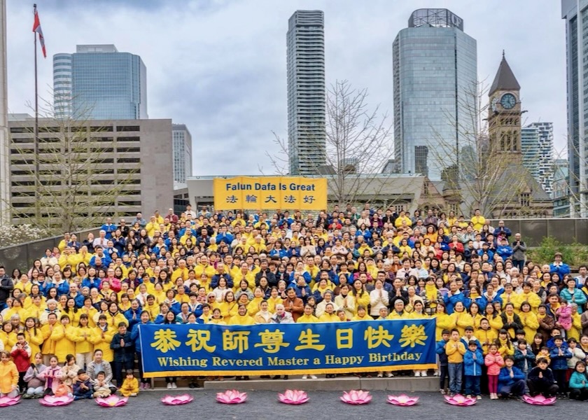 Image for article Kanada: Praktykujący z Toronto dziękują Mistrzowi Li za to, że praktyka Falun Dafa pomogła im dobrze wychować dzieci