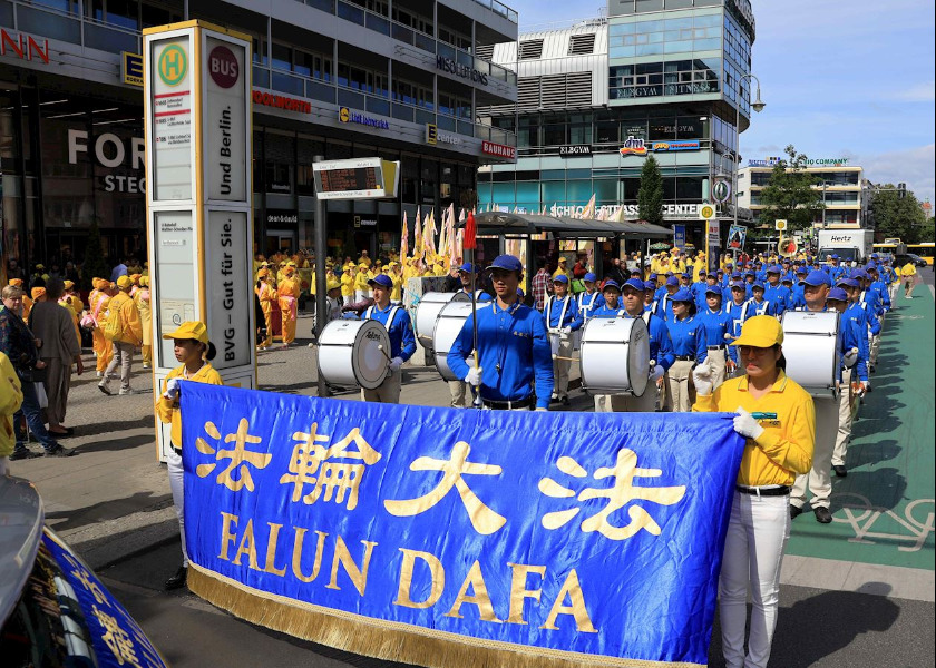 Image for article Berlin, Niemcy: Parada Światowego Dnia Falun Dafa robi wrażenie na widzach (część 2)