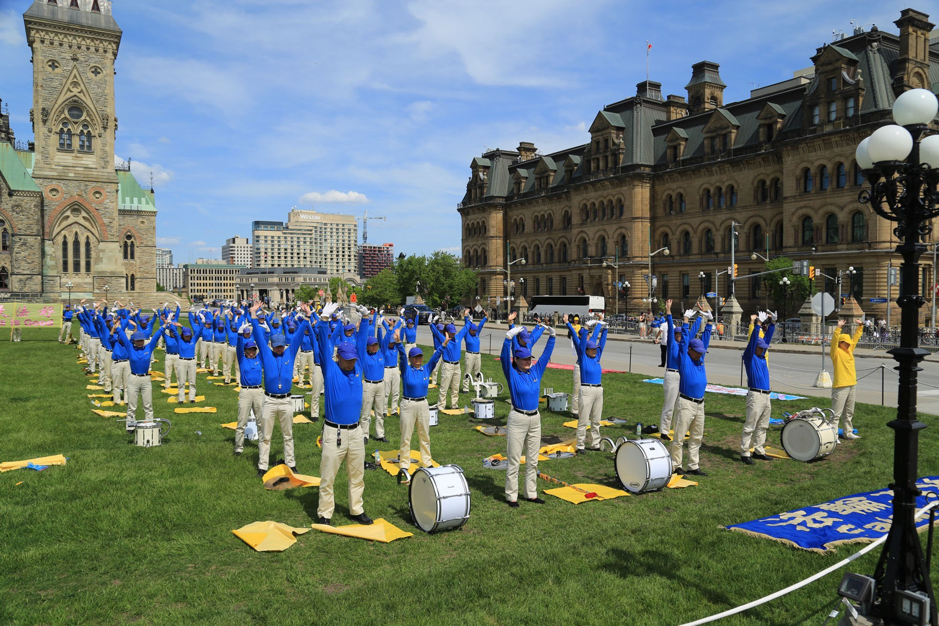 Image for article Praktykujący Falun Dafa ze wschodniej Kanady świętują Światowy Dzień Falun Dafa na Parliament Hill