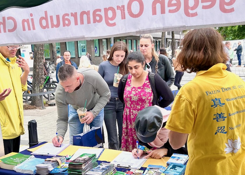 Image for article Niemcy: Ludzie w Mannheim potępiają prześladowania Falun Dafa
