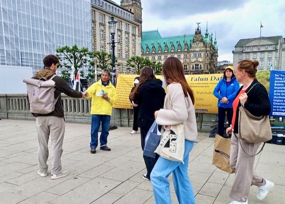 Image for article Niemcy: Przedstawienie praktyki Falun Dafa w Hamburgu