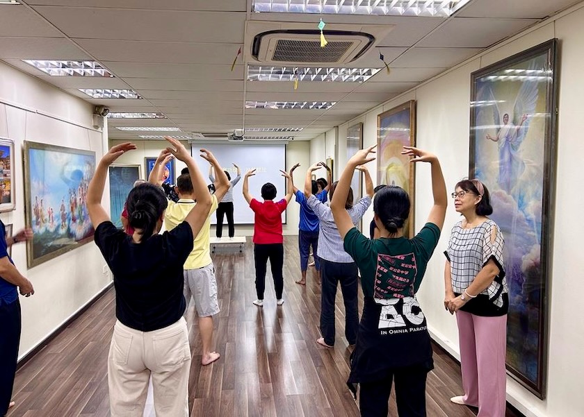 Image for article Singapur: Nowi praktykujący uczestniczą w dziewięciodniowych zajęciach wprowadzających Falun Dafa