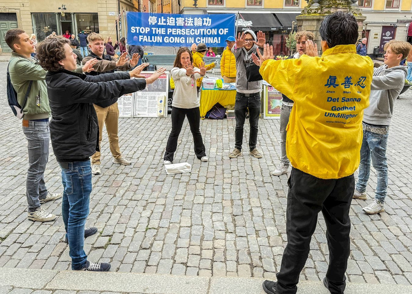 Image for article Turyści w Szwecji popierają Falun Dafa i potępiają prześladowania ze strony Komunistycznej Partii Chin
