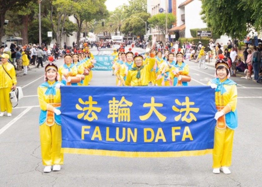 Image for article Kalifornia, USA: Radni miejscy chwalą Falun Dafa na paradzie Festiwalu Wiśni