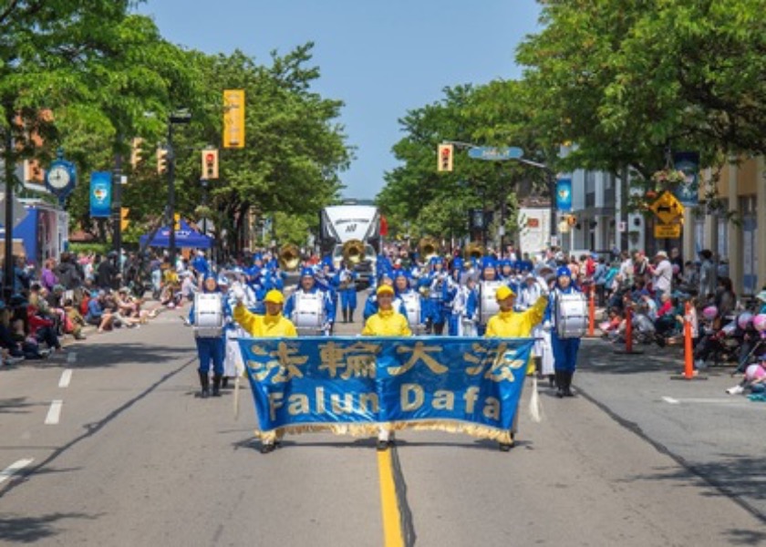 Image for article Toronto, Kanada: Mieszkańcy chwalą Falun Dafa na paradach