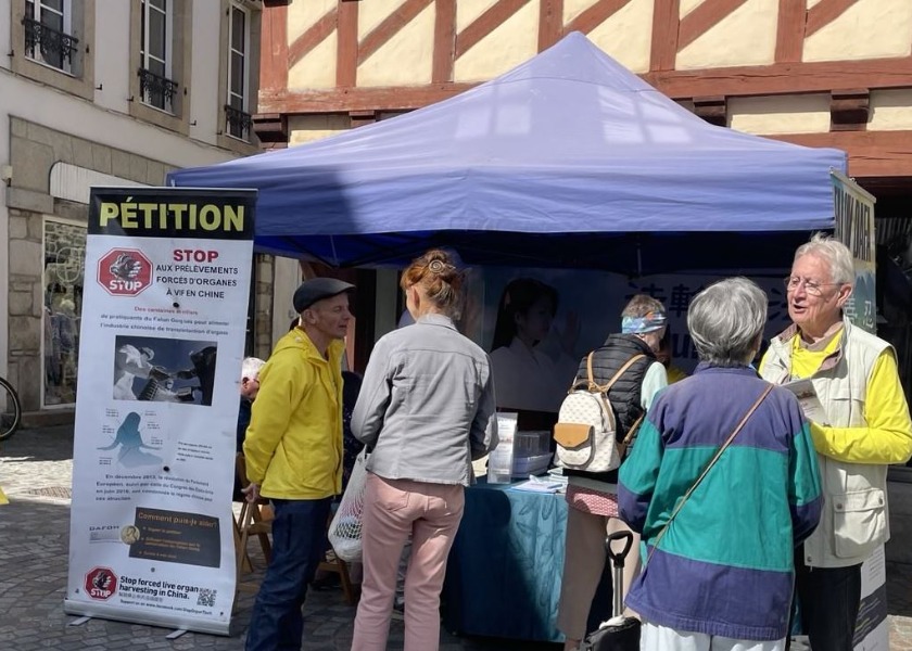 Image for article Francja: Ludzie dowiadują się o Falun Dafa podczas wydarzenia w Quimper