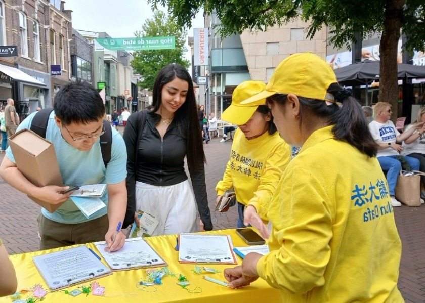 Image for article Holandia: Promowanie Falun Dafa podczas wydarzenia informacyjnego w Apeldoorn