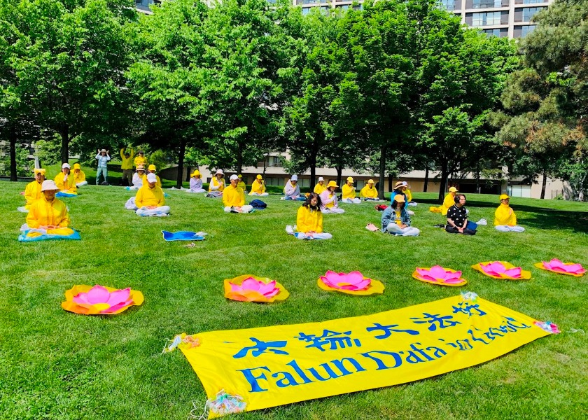 Image for article Toronto, Kanada: Przedstawienie praktyki Falun Dafa na Międzynarodowym Festiwalu Wyścigów Smoczych Łodzi