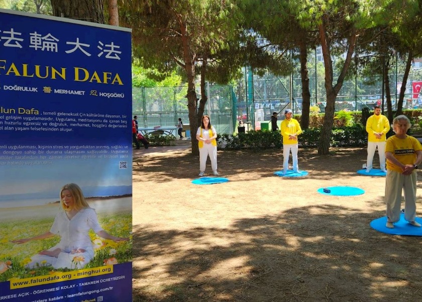 Image for article Stambuł, Turcja: Przedstawiamy Falun Dafa na Festiwalu Środowiskowym