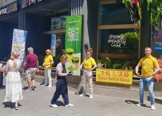 Image for article Rumunia: Ludzie potępiają prześladowania Falun Dafa podczas wydarzeń w Bukareszcie i Konstancy