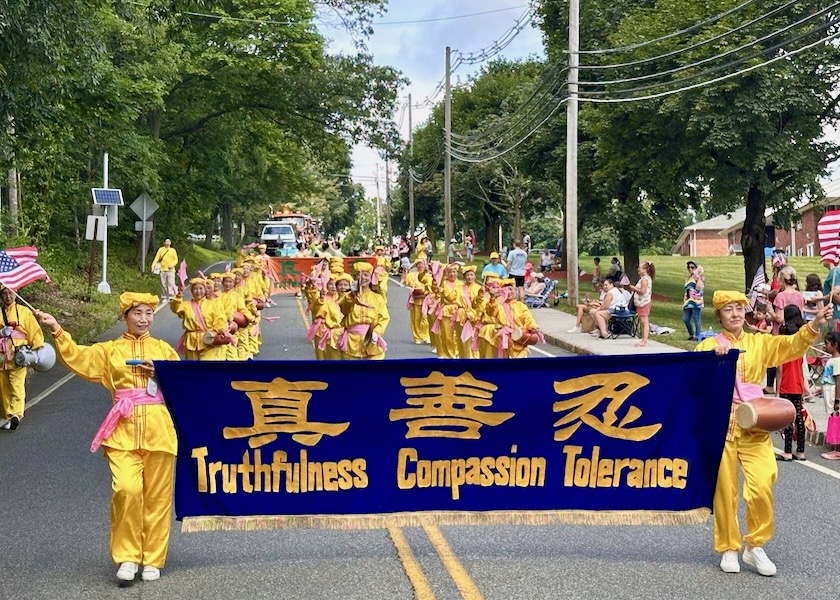 Image for article New Jersey: Widzowie wiwatują na cześć Falun Dafa podczas Freedom Festival Parade w Randolph