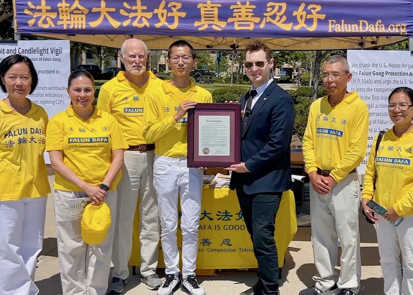 Image for article San Diego, Kalifornia: Lokalni urzędnicy wyrażają poparcie dla Falun Gong na wystawie sztuki i czuwaniu przy świecach