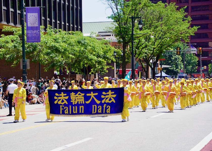 Image for article Filadelfia, Pensylwania: Falun Dafa powitane w paradach z okazji 4 Lipca