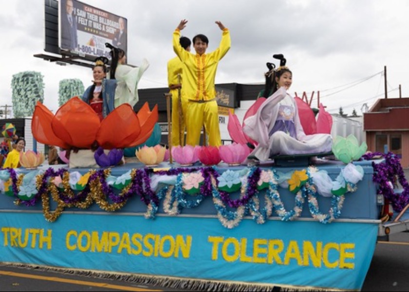 Image for article Stan Waszyngton, USA: Falun Dafa powitane podczas parady Festiwalu Truskawek w Marysville