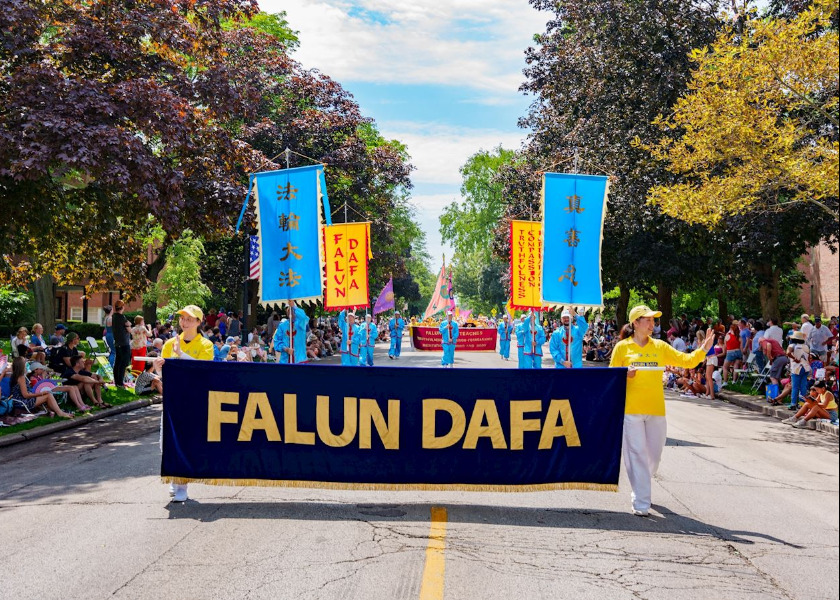 Image for article Chicago: Praktykujący Falun Dafa występują w paradzie z okazji Dnia Niepodległości
