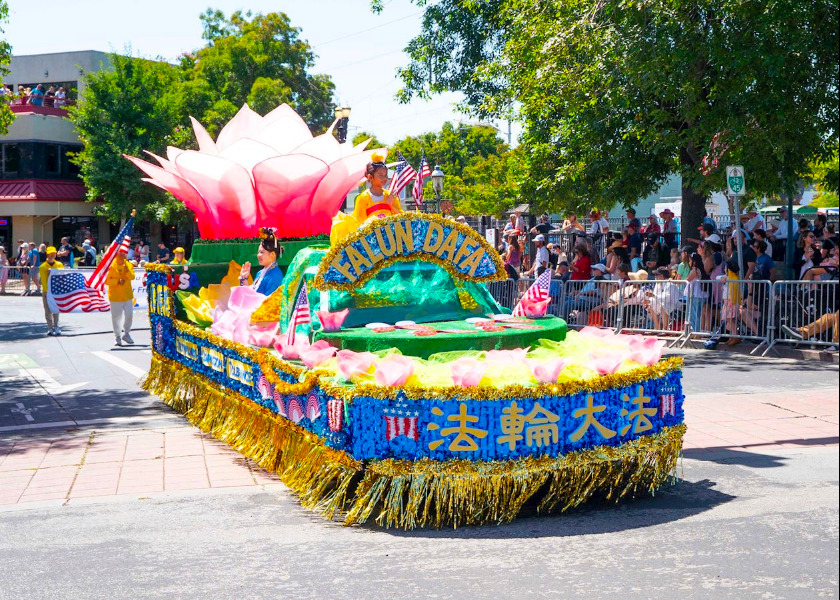 Image for article Kalifornia: Falun Dafa powitane na paradzie z okazji Dnia Niepodległości w Redwood City