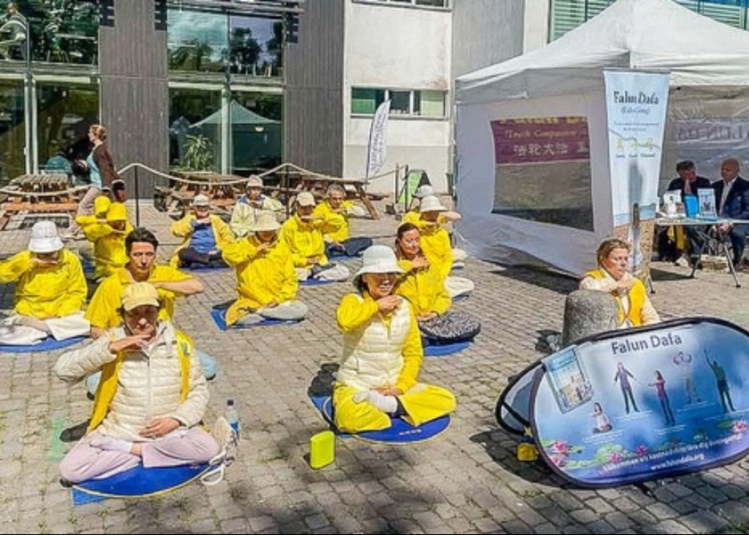 Image for article Visby, Szwecja: Praktykujący Falun Gong biorą udział w politycznym forum dyskusyjnym