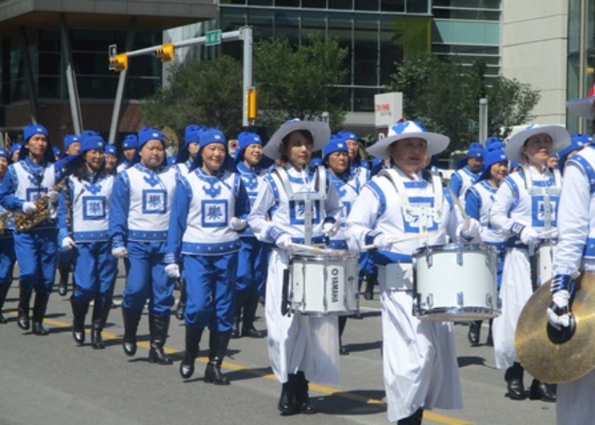Image for article Calgary, Kanada: Praktykujący Falun Dafa biorą udział w paradzie Stampede