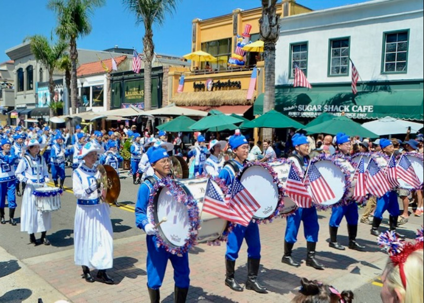 Image for article Huntington Beach, Kalifornia: Orkiestra marszowa Tian Guo Marching Band zdobyła nagrodę Johna Philipa Sousy w paradzie z okazji 4 lipca