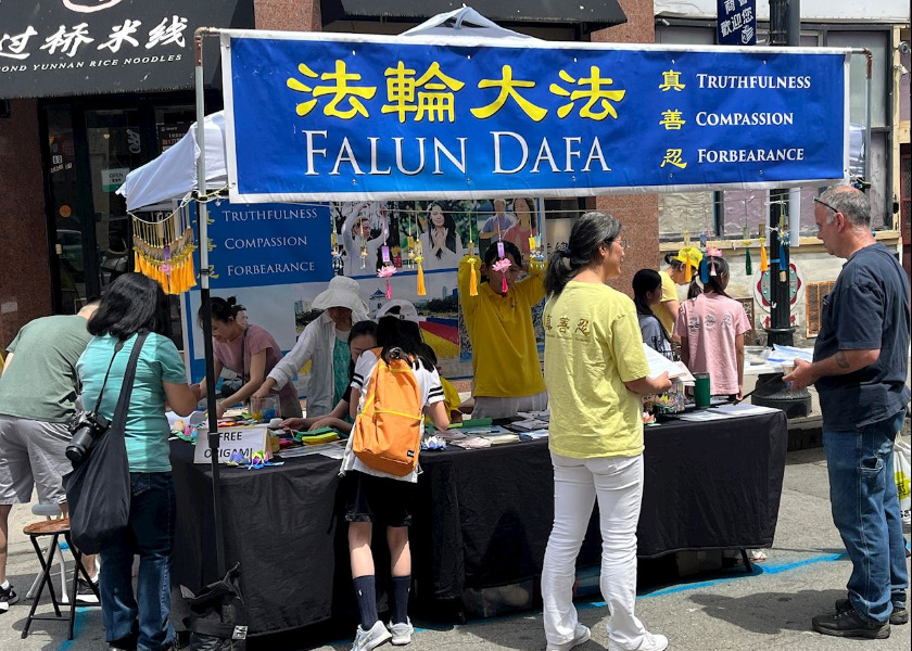 Image for article Massachusetts, USA: Ludzie podpisują petycję w sprawie poparcia Ustawy o ochronie Falun Gong podczas festiwalu Chinatown Main Street Summer Festival