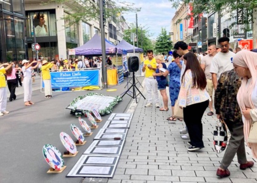 Image for article Niemcy: Podczas wiecu z okazji 26 lat prześladowań parlamentarzysta pokazuje list od KPCh zniesławiający Falun Gong