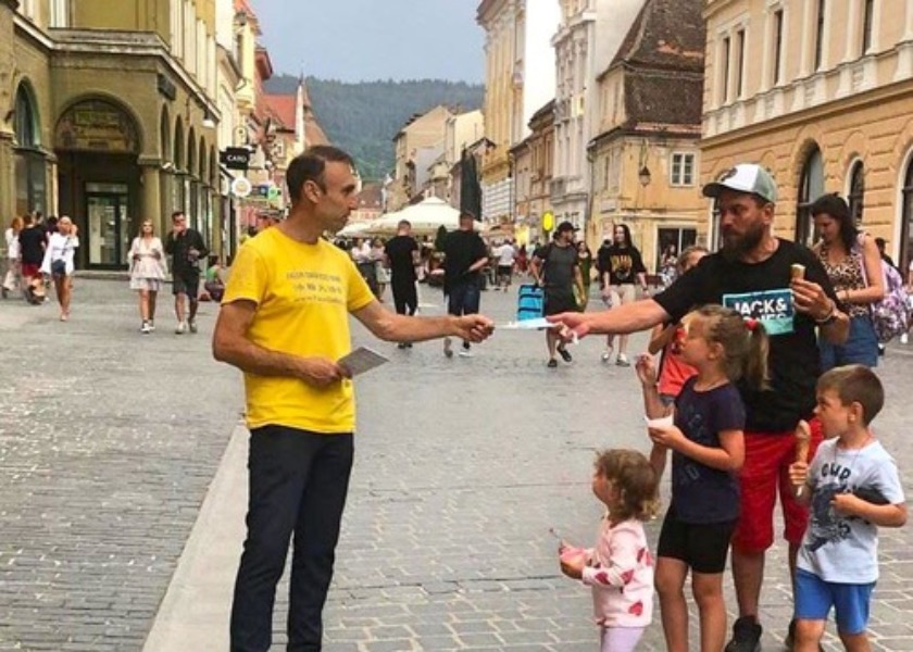 Image for article Ludzie potępiają prześladowania Falun Dafa podczas wydarzenia w Rumunii