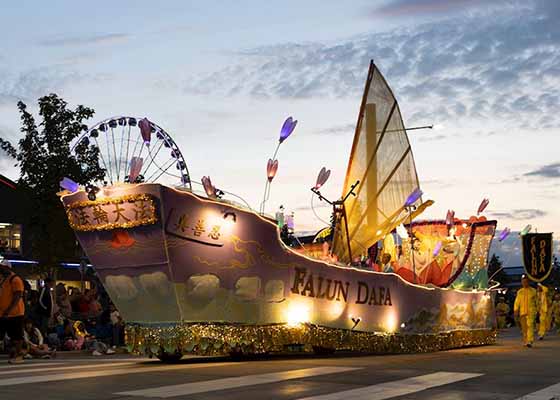 Image for article Seattle, Waszyngton: Ludzie gorąco witają praktykujących Falun Dafa podczas parady Seafair Torchlight Parade