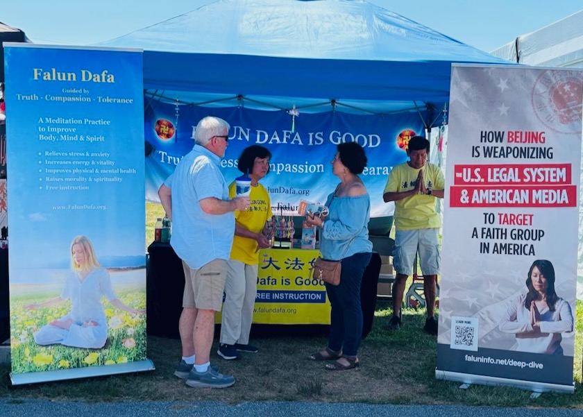 Image for article New Jersey, USA: Odwiedzający wspierają Falun Dafa na targach stanowych