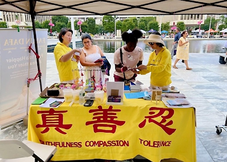 Image for article Ludzie dowiadują się o Falun Dafa podczas New York State Food Festival