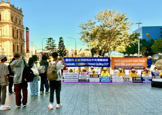 Image for article Australia: Praktykujący Falun Gong z Queensland zgromadzili się, aby uczcić odejście 450 milionów Chińczyków z KPCh