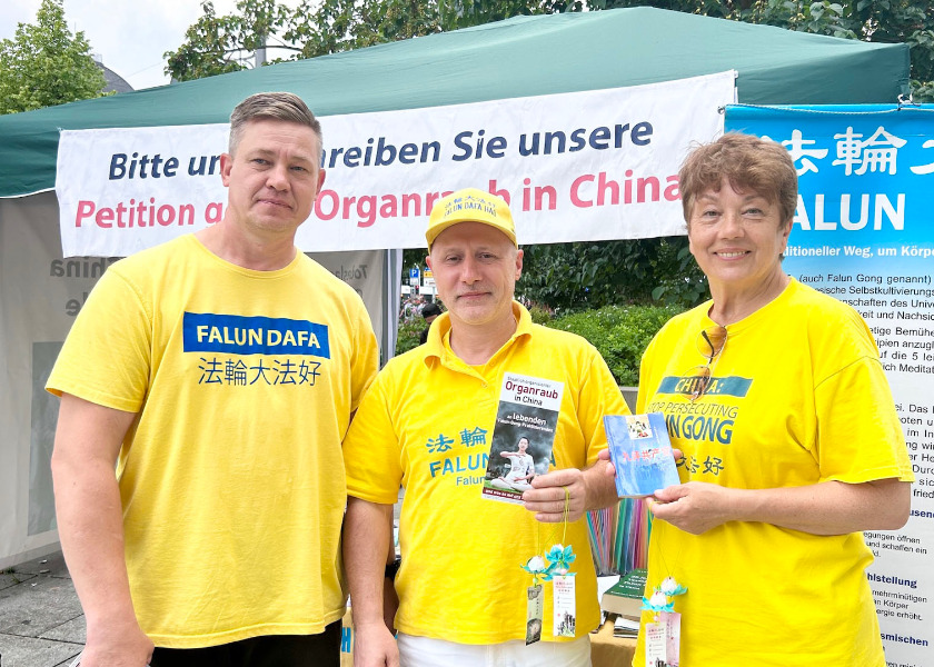 Image for article Niemcy: Ludzie popierają wysiłki praktykujących Falun Dafa mające na celu położenie kresu prześladowaniom w Chinach