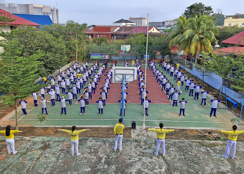 Image for article Batam, Indonezja: Nauczyciele i uczniowie liceum uczą się ćwiczeń Falun Dafa