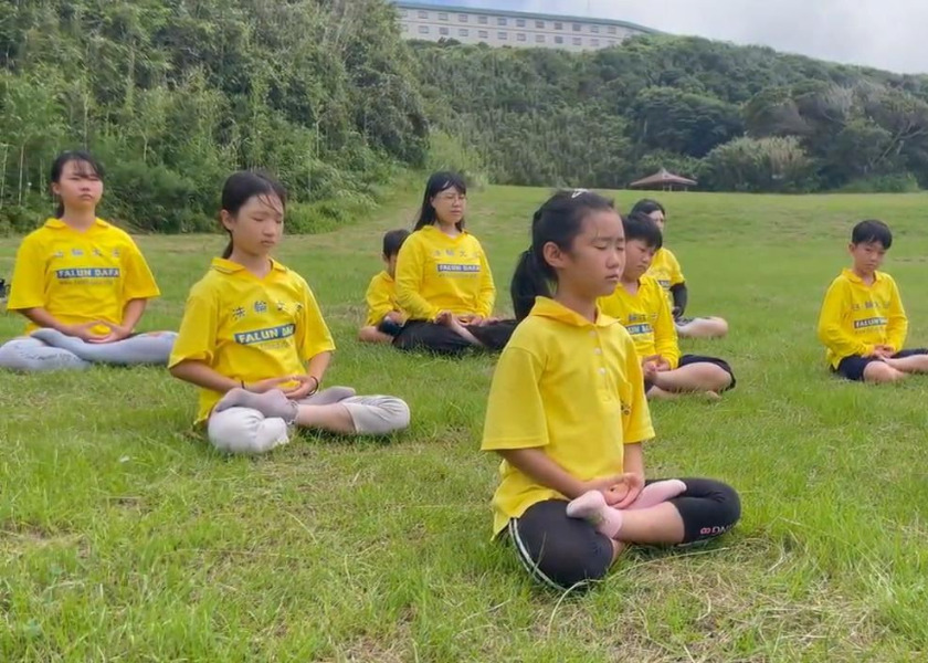 Image for article Japonia: Młodzi praktykujący biorą udział w letnim obozie Minghui