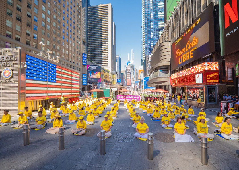 Image for article Nowy Jork: Spokojne ćwiczenia Falun Dafa na Times Square robią wrażenie na widzach