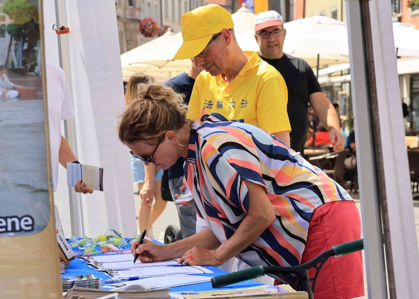 Image for article Niemcy: Mieszkańcy i turyści wspierają Falun Dafa i wzywają do zakończenia prześladowań podczas wydarzenia nad Jeziorem Bodeńskim (część 3)