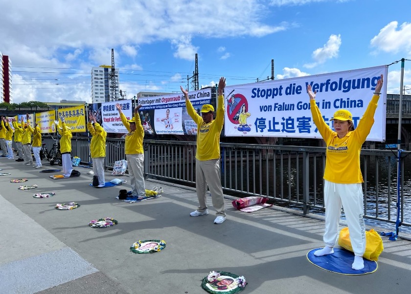 Image for article Niemcy: Praktykujący Falun Gong pokojowo sprzeciwiają się prześladowaniom kierowanym przez Pekin przed chińską ambasadą i konsulatami