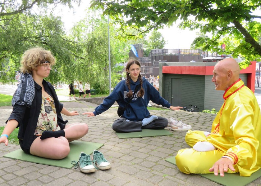 Image for article Łotwa: Odwiedzający uczą się Falun Dafa podczas Festiwalu Młodzieży Kopums
