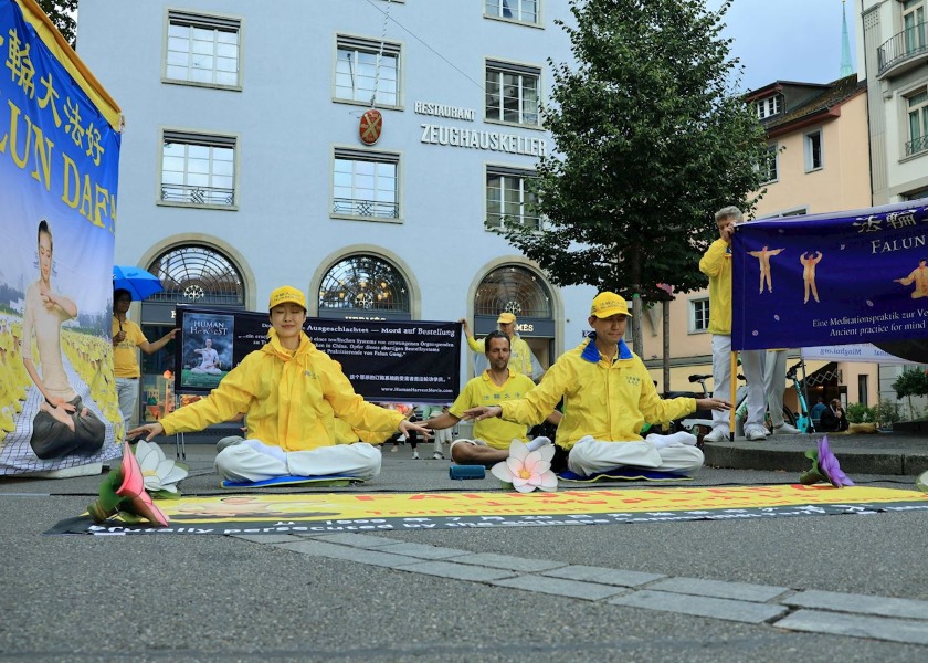 Image for article Mieszkańcy Szwajcarii podziwiają wytrwałość praktykujących Falun Dafa