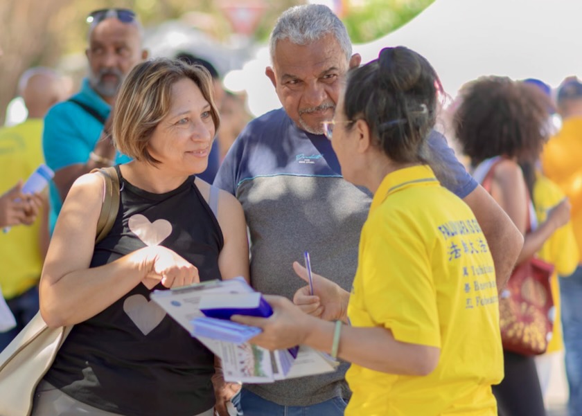 Image for article Wyspa Reunion, Francja: Przedstawienie praktyki Falun Dafa i podnoszenie świadomości na temat prześladowań podczas wydarzenia w La Possession