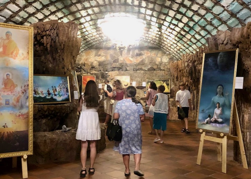 Image for article Bułgaria: Zwiedzający poruszeni niezłomnością i duchowością zaprezentowanych na obrazach międzynarodowej wystawy sztuki „Zhen Shan Ren Art” w zamku Ravadinovo