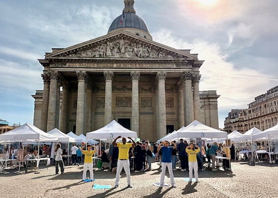 Image for article Francja: Przedstawienie praktyki Falun Dafa podczas Forum Stowarzyszeń w Paryżu