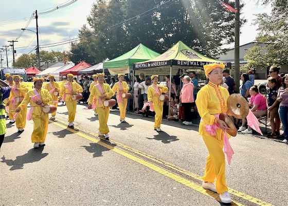 Image for article Maryland, USA: Przedstawienie praktyki Falun Dafa podczas parady i obchodów Dnia Poolesville
