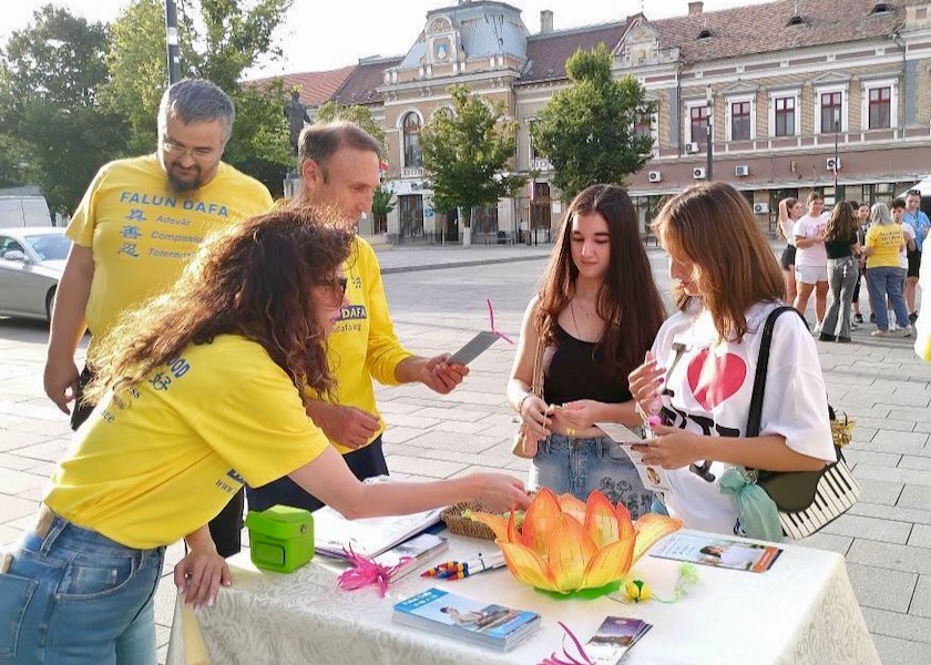 Image for article Ludzie potępiają prześladowania podczas wydarzeń promujących Falun Dafa w Rumunii