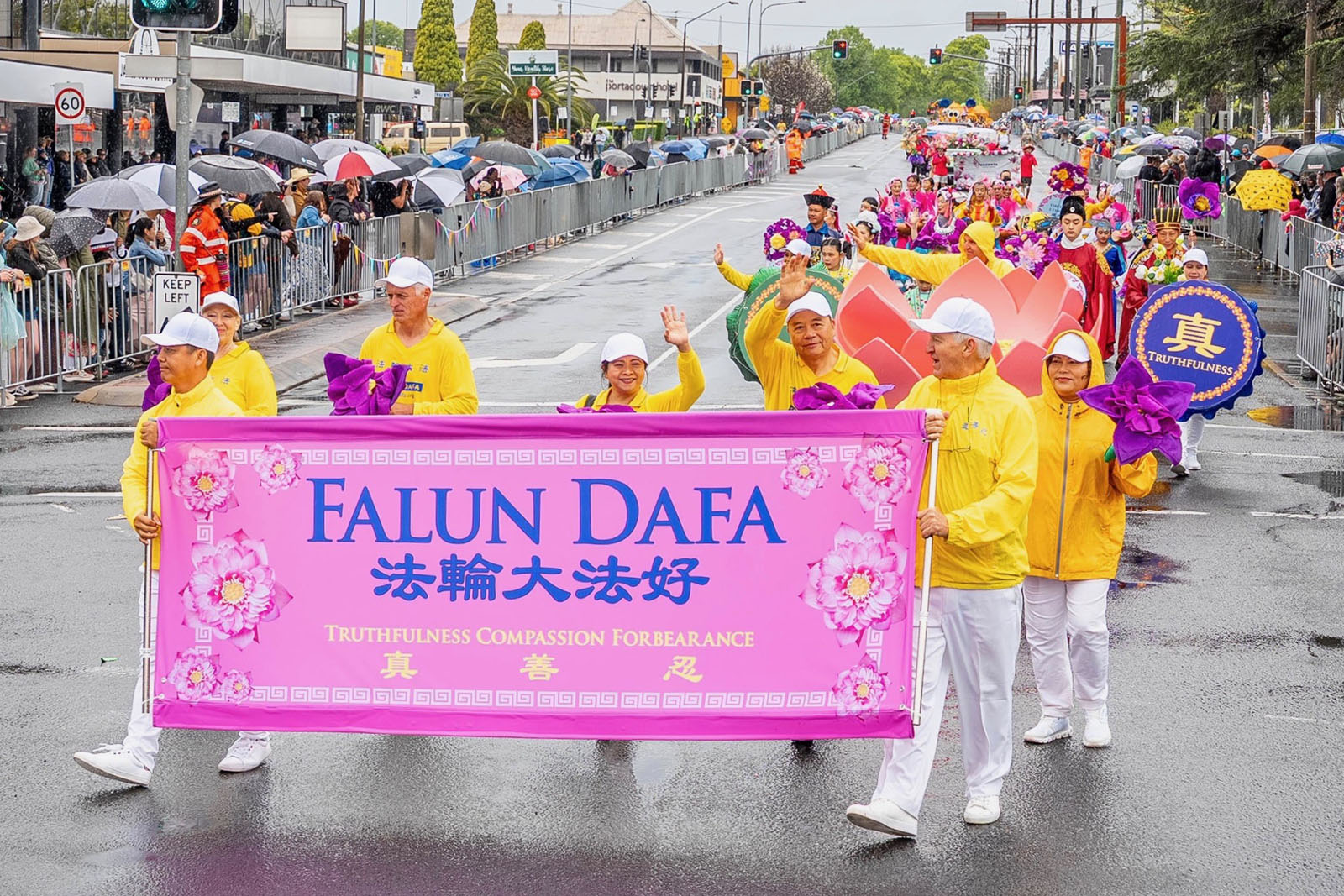 Image for article Australia: Grupa Falun Dafa nagrodzona podczas Wielkiej Parady Kwiatowej w Toowoomba