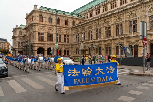 Image for article Austria: Ludzie potępiają prześladowania podczas wydarzeń w Wiedniu, które miały na celu przedstawienie praktyki Falun Dafa