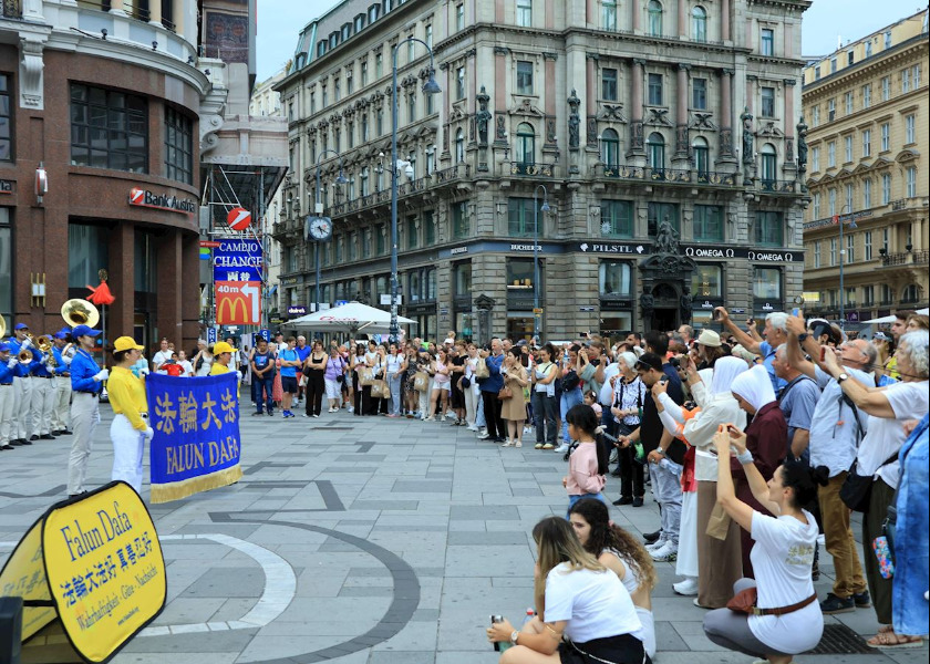 Image for article Austria: Tłumy w Wiedniu cieszą się występem muzycznym i dowiadują się o Falun Dafa