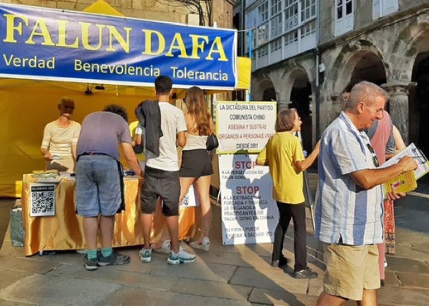 Image for article Hiszpania: Ludzie dowiadują się o Falun Dafa w słynnym miejscu turystycznym