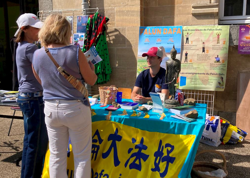 Image for article Francja: Podnoszenie świadomości na temat Falun Dafa na Forum Stowarzyszeń w Manche