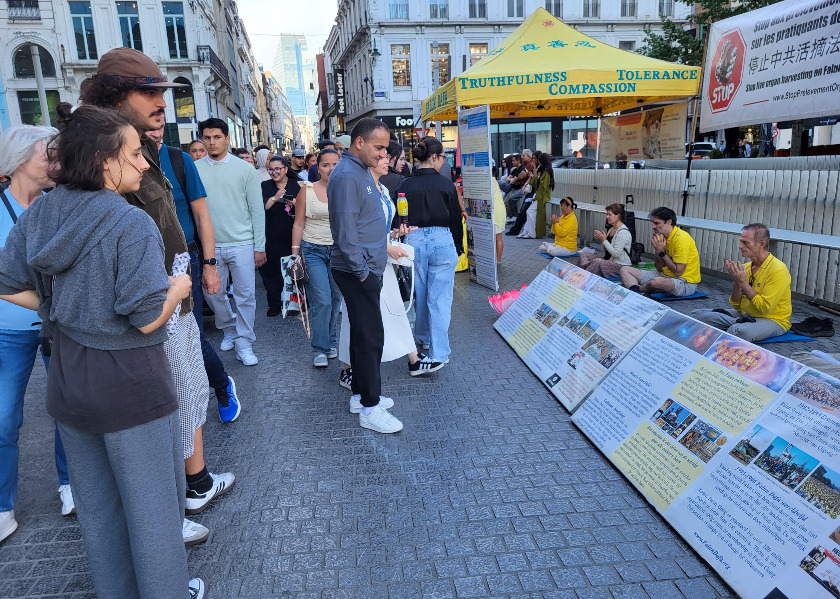 Image for article Belgia: Ludzie potępiają prześladowania Falun Dafa podczas wydarzenia w Brukseli