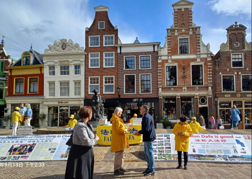 Image for article Holandia: Ludzie potępiają prześladowania Falun Dafa podczas wydarzenia w Alkmaar